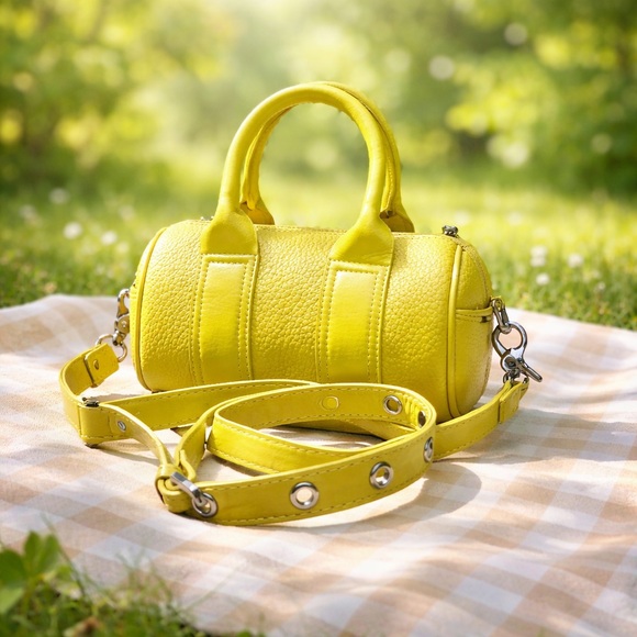 Urban Outfitters Handbags - NWT
URBAN OUTFITTERS LIZZIE PISTACHIO GREEN MINI BARREL DUFFLE CROSSBODY BAG